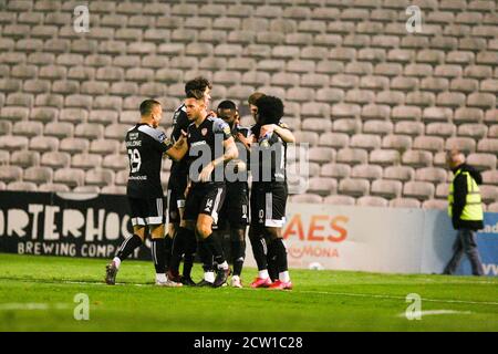 Teamkollegen feiern mit JAMES AKINTUNDE (Derry City FC) Nach dem Scoring 2 Minuten in das Spiel während der Airtricity Liga Spiel zwischen Böhmen Stockfoto