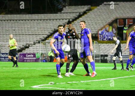 JAMES AKINTUNDE (Derry City FC) Frustration, wie der Ball geht über den Kopf während der Airtricity League Spiel zwischen Bohemians FC & Derry City FC Stockfoto