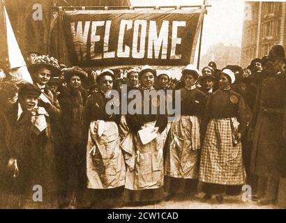 1908 SUFFRAGETTEN - 1908 EINE Gruppe von Ordinerninnen, die in London arbeiten, organisierte ein öffentliches Willkommenskomitee für Suffragetten, das vor kurzem aus dem Gefängnis entlassen wurde. Stockfoto