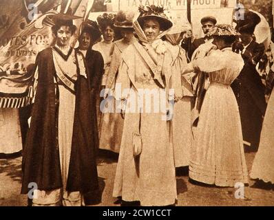 1908 SUFFRAGETTEN - 'Martyrs' Frau Pankhurst & Emmeline Pethick-Lawrence nehmen am 21. Juni 1908 an der "Women's Sunday Demonstration London" Teil, um die liberale Regierung zu überzeugen, Frauenstimmen zu unterstützen. Stockfoto