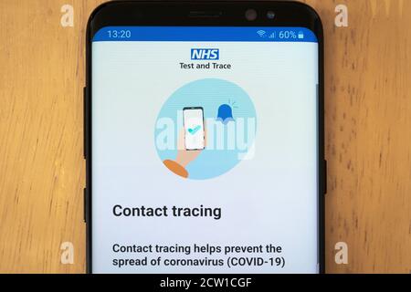 Ein Smartphone-Bildschirm, auf dem die NHS Test and Trace App angezeigt wird Für Kontaktverfolgung und Test und Trace in England für Die Covid-19 Coronavirus-Pandemie Stockfoto