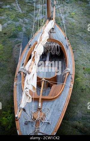 Isle of Wight, September 2020. Bembridge Hafen. Yacht auf dem Schlamm bei Ebbe. Stockfoto