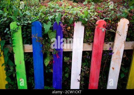 Isle of Wight, September 2020. Bembridge. Bunte Regenbogenfarben Zaun Stockfoto