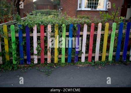 Isle of Wight, September 2020. Bembridge. Bunte Regenbogenfarben Zaun Stockfoto