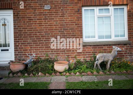 Isle of Wight, September 2020. Bembridge. Vor Gartendekoration mit künstlichem Hirsch. Stockfoto