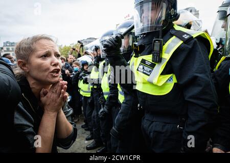 London, Großbritannien. September 2020. Eine Protestierende Frau tryÕs, um mit der MET-Polizei zu sprechen, nachdem sie auf der Unite for Freedom-Kundgebung nach angeblichen Berichten einzogen, dass sie die Risikoaufteilung für die Durchführung der Kundgebung gebrochen hatten. Emergency legislationÊknown as theÊCoronavirus Act 2020Êhas wurde von der governmentÊto help theÊcountry eingeführt, um die Anforderungen zu erfüllen, die durch den Ausbruch des Coronavirus entstehen. Kredit: Andy Barton/Alamy Live Nachrichten Stockfoto