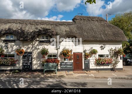 Das Four Points Inn, ein Dorfpub und Restaurant in Aldworth, Berkshire, Großbritannien. Außenansicht des öffentlichen Hauses mit Blumen und Hängekörben dekoriert Stockfoto