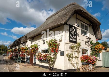 Das Four Points Inn, ein Dorfpub und Restaurant in Aldworth, Berkshire, Großbritannien. Außenansicht des öffentlichen Hauses mit Blumen und Hängekörben dekoriert Stockfoto