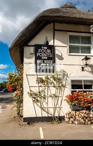 Das Four Points Inn, ein Dorfpub und Restaurant in Aldworth, Berkshire, Großbritannien. Außenansicht des öffentlichen Hauses mit Blumen und Hängekörben dekoriert Stockfoto