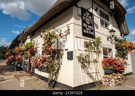 Das Four Points Inn, ein Dorfpub und Restaurant in Aldworth, Berkshire, Großbritannien. Außenansicht des öffentlichen Hauses mit Blumen und Hängekörben dekoriert Stockfoto