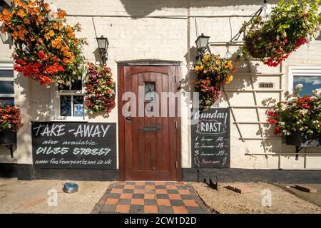 Das Four Points Inn, ein Dorfpub und Restaurant in Aldworth, Berkshire, Großbritannien. Außenansicht des öffentlichen Hauses mit Blumen und Hängekörben dekoriert Stockfoto