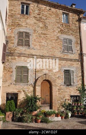 Mittelalterliche Dorf nidastore ist Teil der Gemeinde Arcevia, in der Provinz Ancona, in der Region Marken Stockfoto