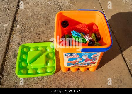 Eine Wanne aus Stickle-Steinen, ein Konstruktionsspielzeug für kleine Kinder, das 1969 von Denys Fisher erfunden wurde Stockfoto