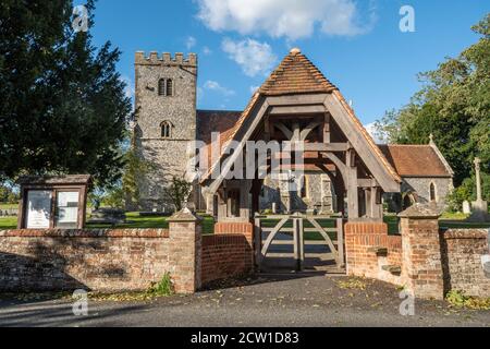 St. Mary und St. Nicholas Kirche im Dorf Compton, Berkshire, Großbritannien, mit der Lychgate Stockfoto