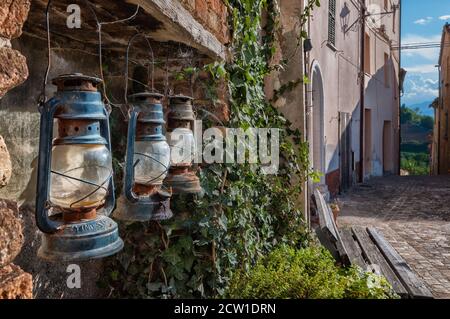 Mittelalterliche Dorf nidastore ist Teil der Gemeinde Arcevia, in der Provinz Ancona, in der Region Marken Stockfoto