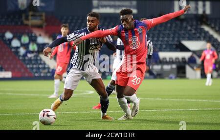 West Bromwich Albions Darnell Furlong (links) und Chelsea's Callum Hudson-Odoi kämpfen während des Premier League-Spiels in den Hawthorns, West Bromwich, um den Ball. Stockfoto