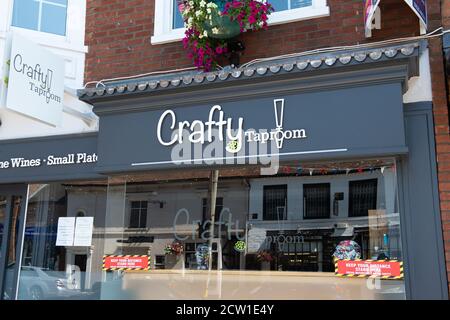 Marlow, Buckinghamshire, Großbritannien. Juni 2020. A Bitte halten Sie Abstand, stehen Sie hier, soziale Distanzierung 2 Meter Sicherheitsregel Zeichen im Fenster des Crafty Taproom nach der Lockerung der Coronavirus Covid-19 Pandemic Lockdown Regeln. Quelle: Maureen McLean/Alamy Stockfoto