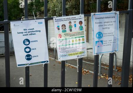 Schilder außerhalb der Schule in Hampstead Geschäfte und Antiquitätenmarkt mit Schilder, die darauf hinweisen, dass die soziale Distanz wegen Coronavirus sicher gehalten werden sollte / Covid-19 Pandemie in Stockfoto