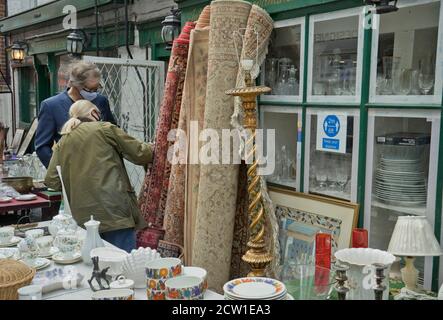 Besucher des Hampstead Antiquitätenmarktes mit Hinweisschildern zum Halten Sichere soziale Distanz durch Coronavirus / Covid-19 Pandemie in London, England, Großbritannien Stockfoto