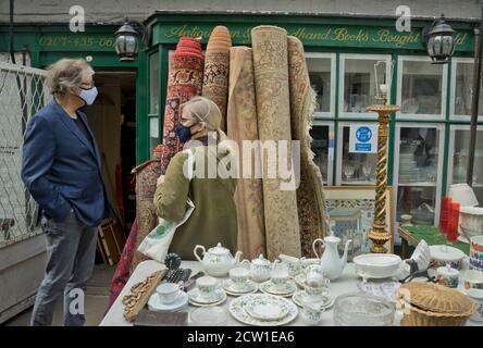 Besucher des Hampstead Antiquitätenmarktes mit Hinweisschildern zum Halten Sichere soziale Distanz durch Coronavirus / Covid-19 Pandemie in London, England, Großbritannien Stockfoto