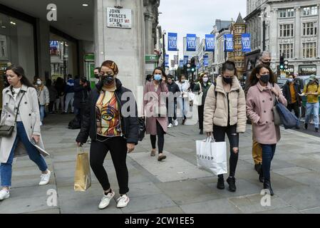 London, Großbritannien. 26. September 2020. Auf der Oxford Street im West End der Hauptstadt sind die Käufer mit Gesichtsmasken unterwegs. Da die Zahl der Coronavirus-Fälle weiter ansteigt und eine zweite Welle der Pandemie einläutet, wird berichtet, dass London bald mit umfassenderen Sperrbeschränkungen konfrontiert sein könnte. Kredit: Stephen Chung / Alamy Live Nachrichten Stockfoto