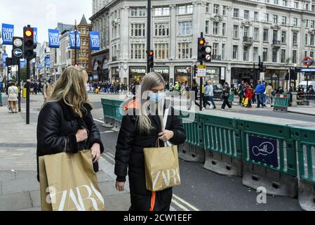 London, Großbritannien. 26. September 2020. Auf der Oxford Street im West End der Hauptstadt sind die Käufer mit Gesichtsmasken unterwegs. Da die Zahl der Coronavirus-Fälle weiter ansteigt und eine zweite Welle der Pandemie einläutet, wird berichtet, dass London bald mit umfassenderen Sperrbeschränkungen konfrontiert sein könnte. Kredit: Stephen Chung / Alamy Live Nachrichten Stockfoto