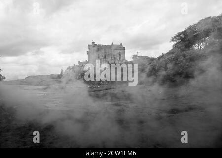 Dunvegan Castle im Nebel, auf der Isle of Skye Stockfoto