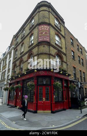 London, Großbritannien. 26. September 2020. Das Äußere des Golden Eagle Pub in Marylebone in der Hauptstadt. Als Teil der jüngsten Einschränkungen der britischen Regierung für Coronaviren müssen Pubs bis 22 Uhr geschlossen werden. Kredit: Stephen Chung / Alamy Live Nachrichten Stockfoto