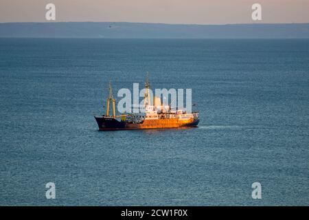 Langland Bay, Swansea, Großbritannien. September 2020. Das Patricia Booy-Leying Schiff sonnt sich in den letzten Strahlen der Herbstsonne in Langland Bay bei Swansea an diesem Abend. Quelle: Phil Rees/Alamy Live News Stockfoto