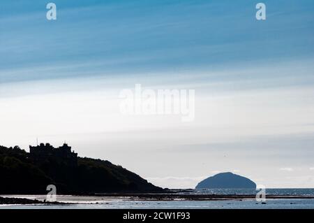 Maybole, Schottland, Großbritannien. September 2020. UK Wetter: Silhouette des Culzean Castle auf einer Klippe mit Blick auf den Firth of Clyde mit Ailsa Craig am Horizont vom Maybole Beach aus gesehen. Kredit: Skully/Alamy Live Nachrichten Stockfoto