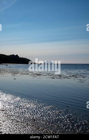 Maybole, Schottland, Großbritannien. September 2020. UK Wetter: Silhouette des Culzean Castle auf einer Klippe mit Blick auf den Firth of Clyde mit Ailsa Craig am Horizont vom Maybole Beach aus gesehen. Kredit: Skully/Alamy Live Nachrichten Stockfoto