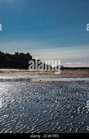 Maybole, Schottland, Großbritannien. September 2020. UK Wetter: Silhouette des Culzean Castle auf einer Klippe mit Blick auf den Firth of Clyde mit Ailsa Craig am Horizont vom Maybole Beach aus gesehen. Kredit: Skully/Alamy Live Nachrichten Stockfoto