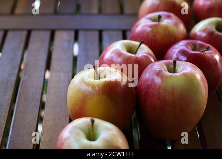 Rote frische Äpfel. Nahaufnahme. Selektiver Fokus. Stockfoto