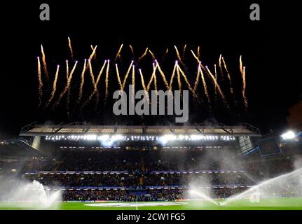LONDON, ENGLAND - 26. FEBRUAR 2020: Feuerwerk vor dem UEFA Champions League-Spiel 2019/20 16 zwischen dem FC Chelsea und Bayern München auf der Stamford Bridge. Stockfoto