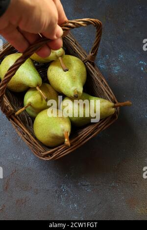 Frische Birnen auf dunklem Hintergrund. Draufsicht. Stockfoto