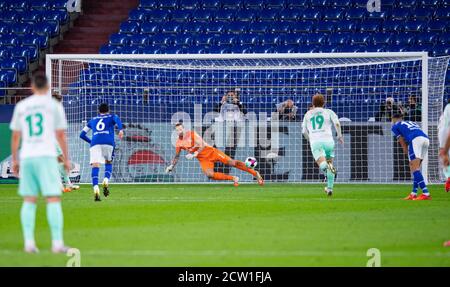 Gelsenkirchen, Deutschland. September 2020. Fußball: Bundesliga, FC Schalke 04 - Werder Bremen, 2. Spieltag in der Veltins Arena. Schalkes Torhüter Ralf Fährmann (M) muss den Elfmeterstoß von Niclas Füllkrug (Undercover) aus Bremen für das 0:3 holen. Quelle: Guido Kirchner/dpa - WICHTIGER HINWEIS: Gemäß den Bestimmungen der DFL Deutsche Fußball Liga und des DFB Deutscher Fußball-Bund ist es untersagt, im Stadion und/oder aus dem Spiel aufgenommene Aufnahmen in Form von Sequenzbildern und/oder videoähnlichen Fotoserien zu nutzen oder auszunutzen./dpa/Alamy Live News Stockfoto