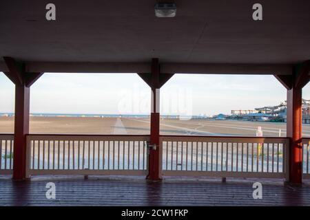 Stehen unter einem Pavillon auf dem Wildwood Boardwalk mit Blick auf Am Strand Stockfoto