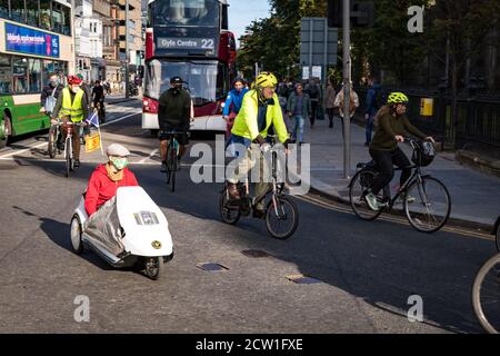 Edinburgh, Schottland. Sa 26 September 2020. Fahrradfahrer nehmen an der monatlichen Fahrradtour Critical Mass Protest durch die Straßen der schottischen Hauptstadt Teil. Critical Mass ist eine Form der direkten Aktion, bei der sich Menschen an einem bestimmten Ort und zu einer bestimmten Zeit treffen und als Gruppe auf Fahrrädern reisen. Die Idee ist, dass Menschen sich zusammenschließen, um es sicher für einander zu machen, Fahrräder durch ihre Straßen zu fahren. Die Veranstaltung entstand im Jahr 1992 in San Francisco und jetzt wird die Veranstaltung in über 300 Städten auf der ganzen Welt statt. Stockfoto