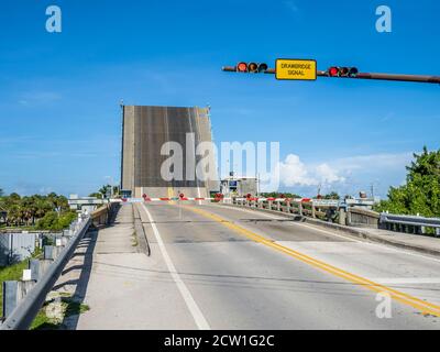 Heben Sie die Brücke über den Gulf Intracoastal Waterway in erhöhter Position in Venice Florida Stockfoto