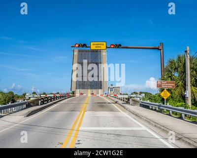 Heben Sie die Brücke über den Gulf Intracoastal Waterway in erhöhter Position in Venice Florida Stockfoto