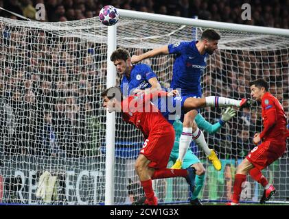 LONDON, ENGLAND - 26. FEBRUAR 2020: Thomas Muller von Bayern, Marcos Alonso von Chelsea, Olivier Giroud von Chelsea und Robert Lewandowski von Bayern im Rahmen der 2019/20 UEFA Champions League Runde 16 zwischen dem FC Chelsea und Bayern München auf der Stamford Bridge. Stockfoto