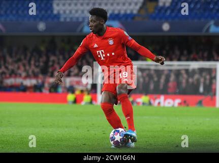 LONDON, ENGLAND - 26. FEBRUAR 2020: Alphonso Davies aus Bayern im Rahmen der 2019/20 UEFA Champions League Runde 16 zwischen dem FC Chelsea und Bayern München auf der Stamford Bridge. Stockfoto