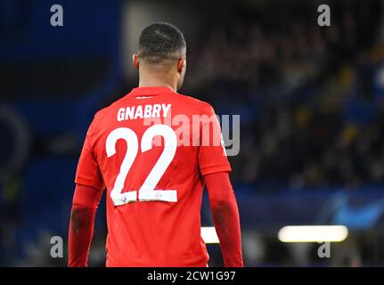 LONDON, ENGLAND - 26. FEBRUAR 2020: Serge Gnabry von Bayern im Rahmen der 2019/20 UEFA Champions League Runde 16 zwischen dem FC Chelsea und Bayern München auf der Stamford Bridge. Stockfoto