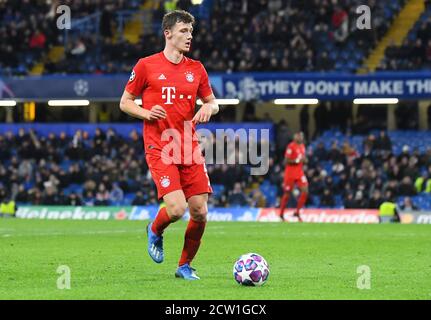 LONDON, ENGLAND - 26. FEBRUAR 2020: Benjamin Pavard von Bayern im Rahmen der 2019/20 UEFA Champions League Runde 16 zwischen dem FC Chelsea und Bayern München auf der Stamford Bridge. Stockfoto