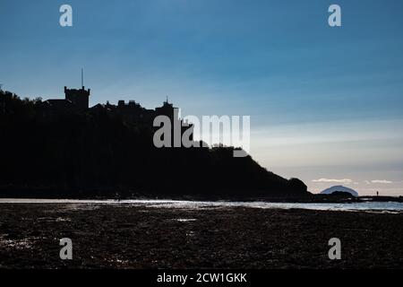 Maybole, Schottland, Großbritannien. September 2020. UK Wetter: Silhouette des Culzean Castle auf einer Klippe mit Blick auf den Firth of Clyde mit Ailsa Craig am Horizont vom Maybole Beach aus gesehen. Kredit: Skully/Alamy Live Nachrichten Stockfoto