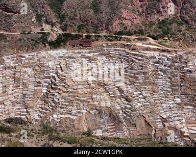 Salzbergwerke in Peru. Malerische Salineras de Maras. Atemberaubende Naturlandschaft in den Anden. Tausende von Salzteichen. Kaskade geometrische Salzbecken. Stockfoto