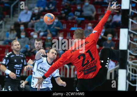 Düsseldorf, Deutschland. September 2020. Handball: DHB Supercup, THW Kiel - SG Flensburg-Handewitt im ISS Dome. Kieler Torhüter Dario Quenstedt und Flensburgs Hampus Wanne kämpfen um den Ball. Quelle: Federico Gambarini/dpa/Alamy Live News Stockfoto