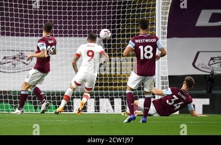 Southampton's Danny ings (Mitte) erzielt das erste Tor seiner Mannschaft während des Premier League-Spiels in Turf Moor, Burnley. Stockfoto