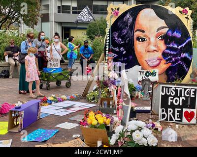 Louisville, Kentucky, USA. September 2020. Kinder und ihre Mütter sprechen über das Breonna Taylor Memorial, während Demonstranten für den marsch für Gerechtigkeit gelesen werden. Quelle: Amy Katz/ZUMA Wire/Alamy Live News Stockfoto