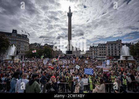 Tausende maskenlose Demonstranten ignorieren die soziale Distanzierung für ‘Wir stimmen nicht zu’ Anti-Lockdown-Proteste und Kundgebungen am Trafalgar Square, London, Großbritannien. Stockfoto